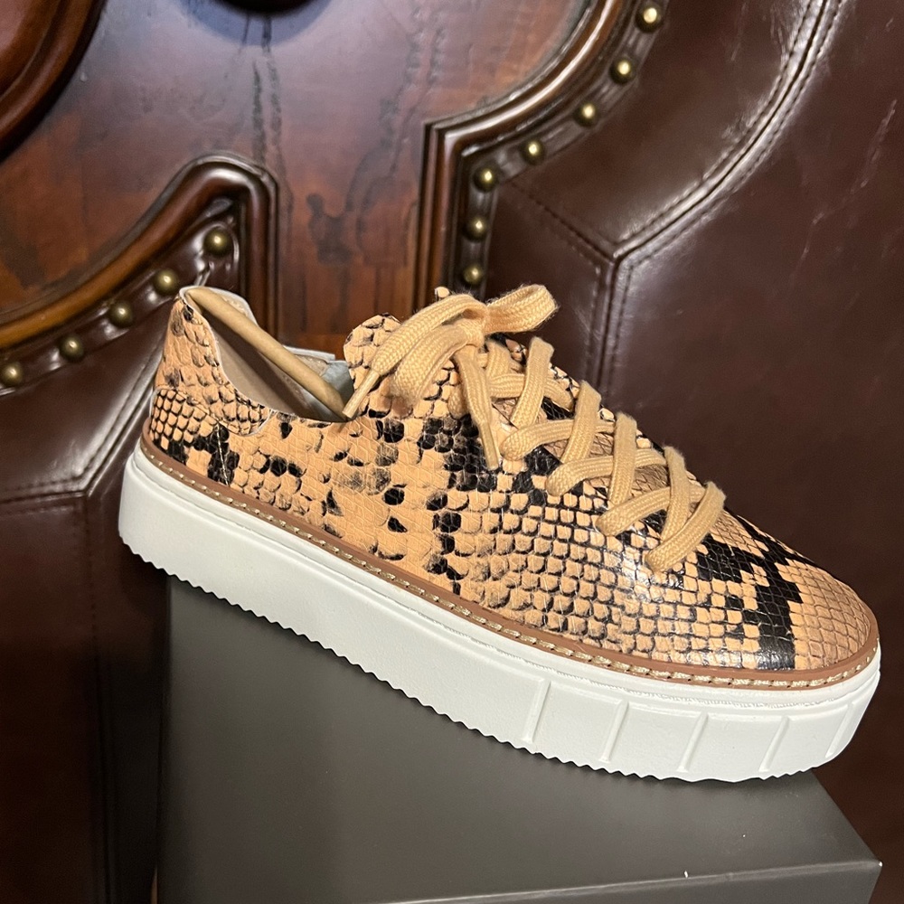 Vince Camuto Raiza Platform